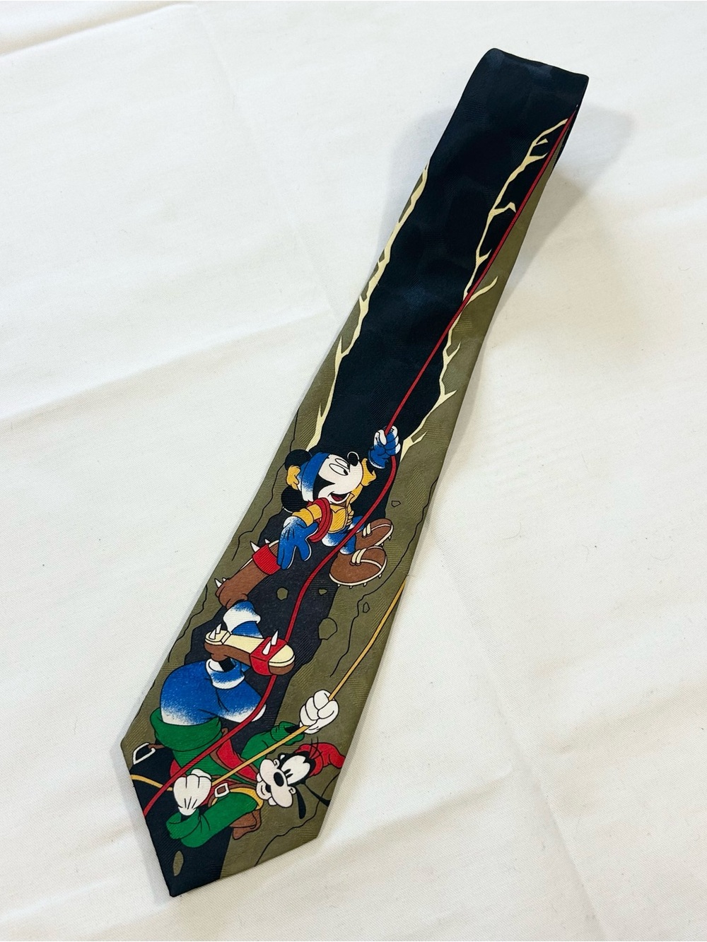 Vtg MICKEY UNLIMITED Men's Neck Tie DISNEY Mickey Mouse Goofy Mountain Climbing